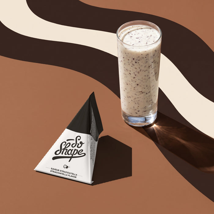 Stracciatella shake in a glass next to its So Shape sachet